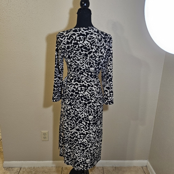 Elegant Black and White Floral Dress - Picture 5 of 8